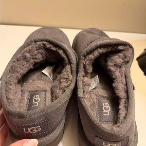 UGG women’s 12 slippers